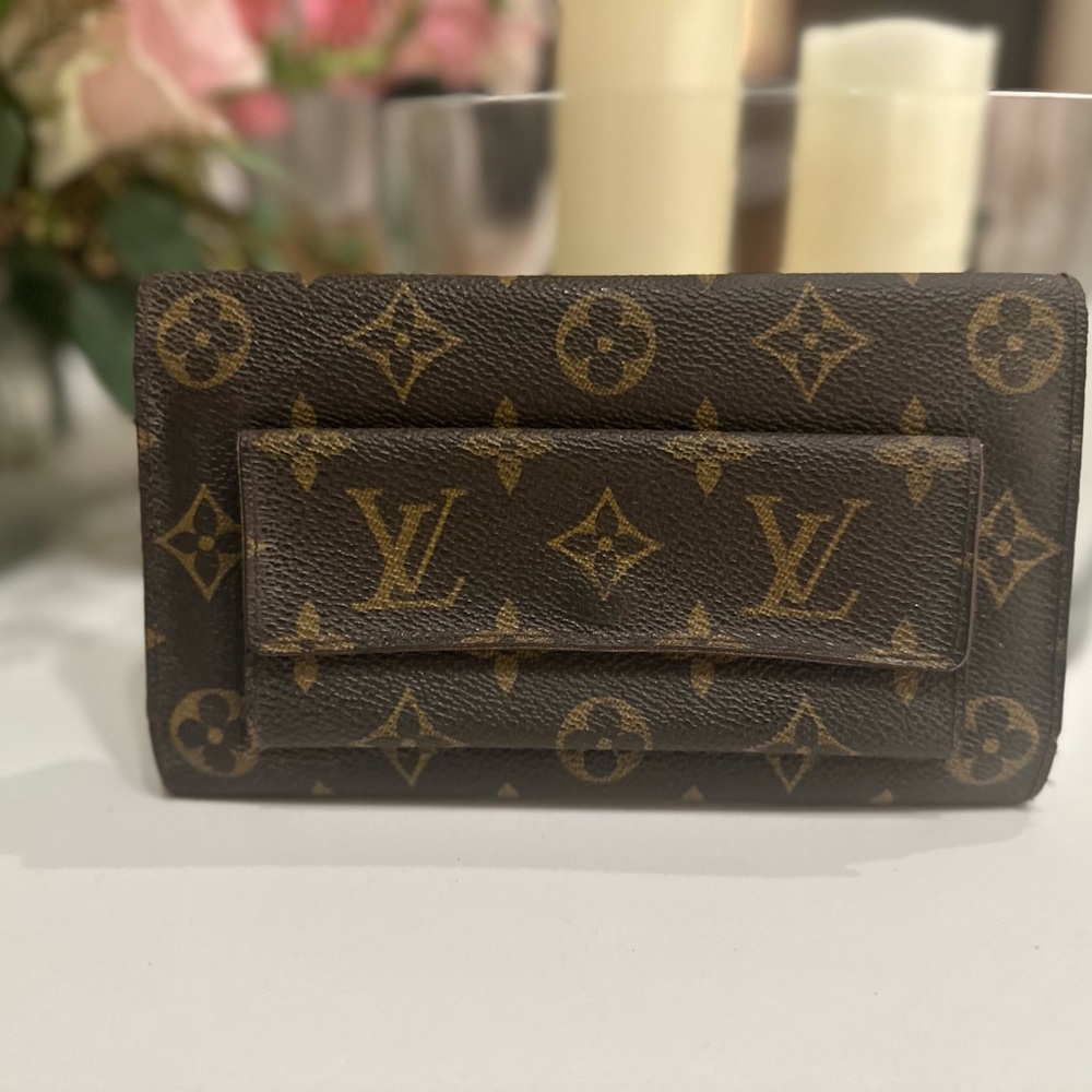 Louis Vuitton Classic Monogram Bi-Fold Wallet - Picture 2 of 12